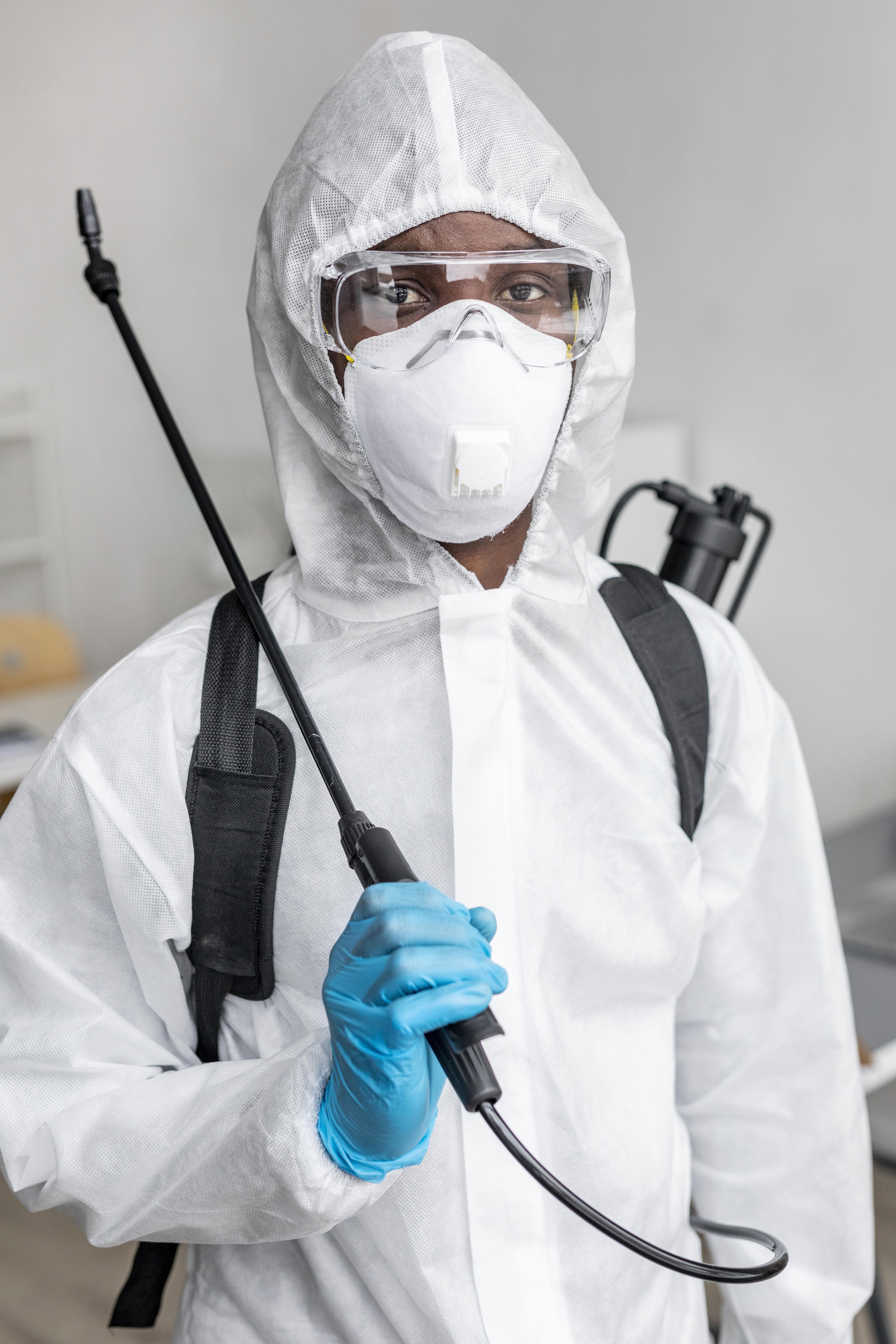 Técnico de JD Pest Control trabajando